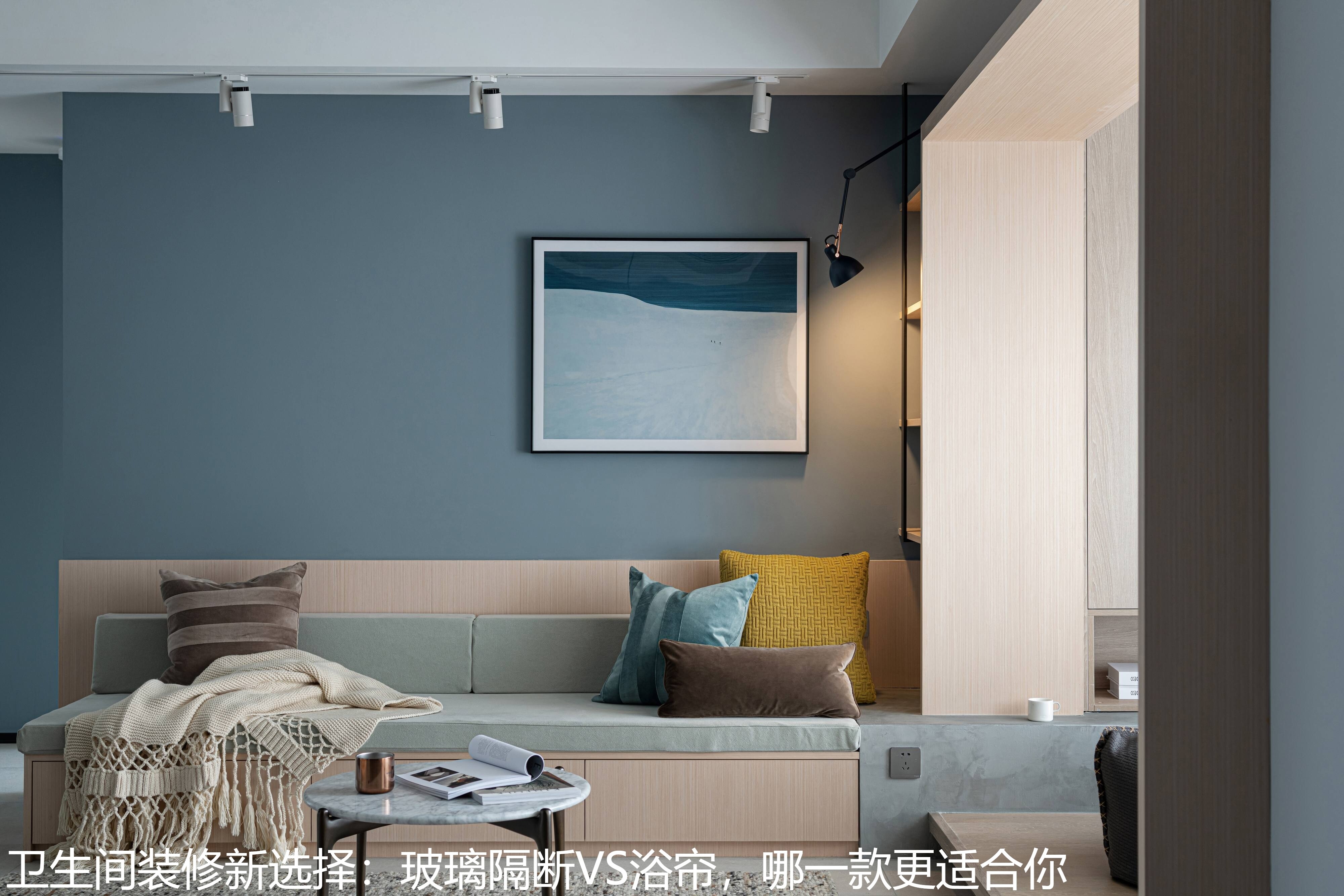 卫生间装修新选择：玻璃隔断VS浴帘，哪一款更适合你.jpg